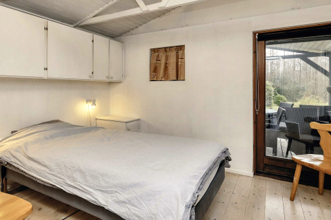 Chambre dans une maison de vacances pour 6 personnes à Bogense, Danemark, avec lit double et terrasse.