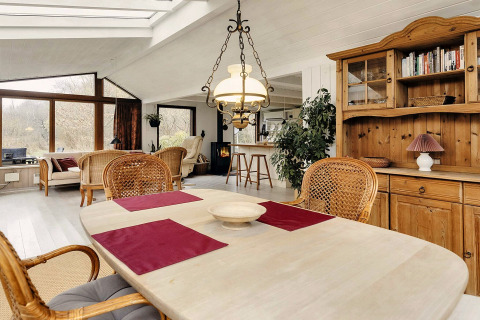 Salon et salle à manger d’une maison de vacances pour 6 personnes à Bogense, Danemark, avec meubles en bois.