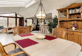 Salon et salle à manger d’une maison de vacances pour 6 personnes à Bogense, Danemark, avec meubles en bois.