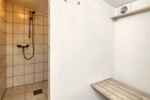 Douche avec banc et ventilation dans une maison de vacances pour 6 personnes à Bogense, Danemark.