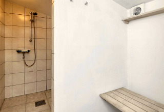 Douche avec banc et ventilation dans une maison de vacances pour 6 personnes à Bogense, Danemark.