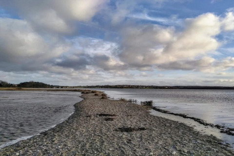 Vue sur l’eau et le ciel près du lodge « 4 star holiday home in Rønde » au Danemark, avec nuages.