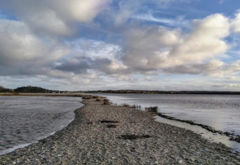 Udsigt over vandet og himlen ved lodgen '4 star holiday home in Rønde' i Danmark med skyer og bred.