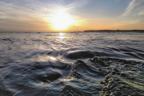 Sonnenuntergang über dem Meer bei 