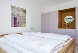 Camera da letto nella casa vacanze 4 stelle a Rønde, Danimarca, con letto matrimoniale e armadio a muro.