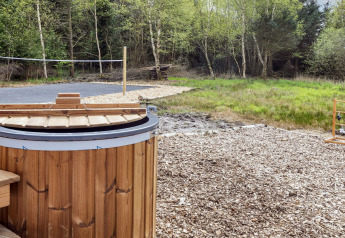Bain nordique en bois et terrain de volley près de la nature, maison 5 étoiles à Øster Assels, Danemark.