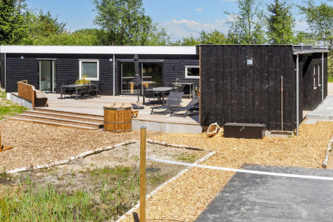 Modernes Ferienhaus in Øster Assels, Dänemark, mit Terrasse, Außenbereich und umliegender Natur.