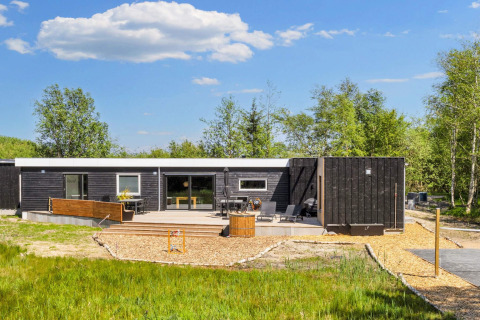 Modern vakantiehuis in Øster Assels, Denemarken, met ruim terras en omgeven door natuur.