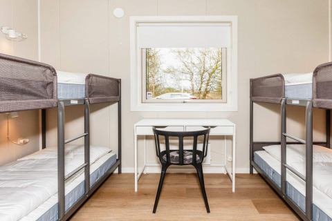 Chambre moderne dans une maison de vacances 5 étoiles à Øster Assels, Danemark, avec deux lits superposés.