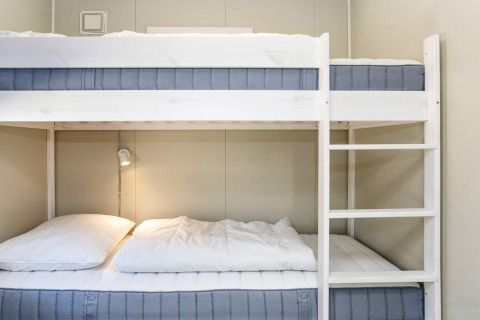 Camera con letti a castello e arredamento minimalista nella casa vacanze 5 stelle a Øster Assels, Danimarca.
