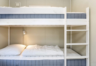 Kamer met stapelbedden en eenvoudige inrichting in 5 sterren vakantiehuis in Øster Assels, Denemarken.