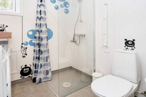 Badkamer in 5-sterren vakantiehuis in Øster Assels, Denemarken, met monsterversieringen en douche.