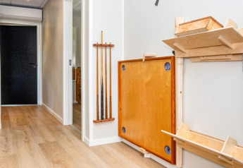 Gang in een vakantiewoning met een opklapbare biljarttafel en keus aan de muur in Øster Assels.