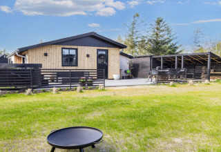 Casa vacanza a 4 stelle moderna a Løgstør, Danimarca, con terrazza, giardino e zona pranzo esterna coperta.
