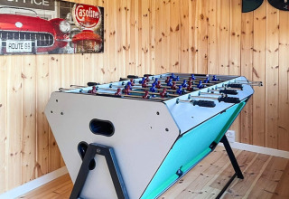 Een moderne tafelvoetbaltafel in een met hout beklede kamer van 4 star holiday home in Løgstør, Denemarken.