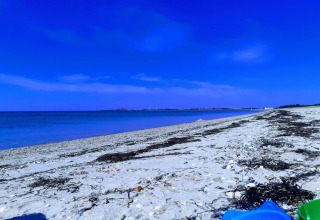 Plage paisible de sable sous ciel bleu près de la maison de vacances 4 étoiles à Løgstør, Danemark.