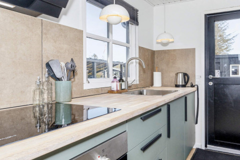 Moderne keuken in een 4-sterren vakantiehuis in Løgstør, Denemarken, met eigentijds design.