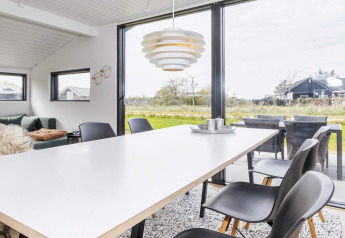 Luminoso comedor en una casa de vacaciones de 4 estrellas en Løgstør, Dinamarca, con decoración moderna y vistas.