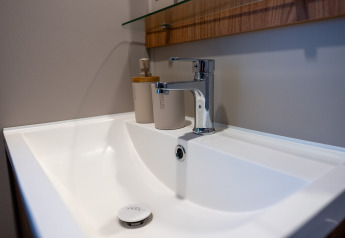 Lavandino moderno con rubinetto cromato e dispenser sapone nella Holiday home (PL. 94) al Camping Papillon