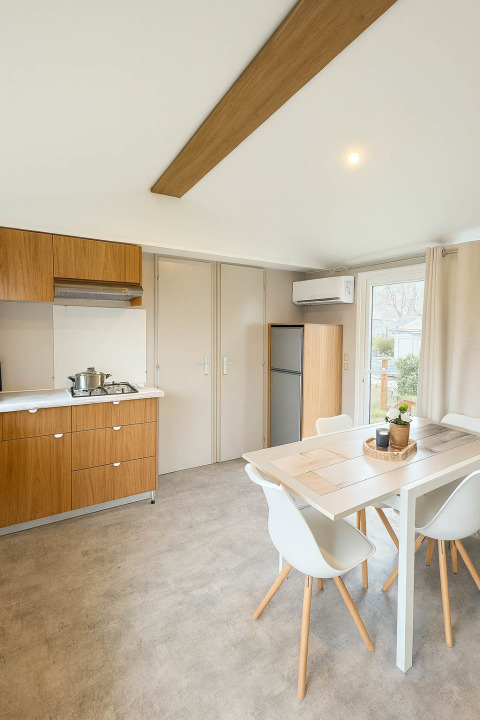 Moderne keuken en eetplaats in Holiday home (PL. 94) bij Camping Papillon in België, met houtaccenten.