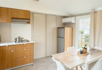 Cocina y comedor modernos en Holiday home (PL. 94) de Camping Papillon en Bélgica, con detalles en madera.