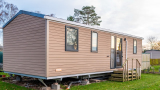 Foto van een moderne chalet bij Holiday home (PL. 94) met houten bekleding en trapje.