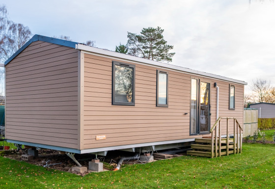 Foto van een moderne chalet bij Holiday home (PL. 94) met houten bekleding en trapje.