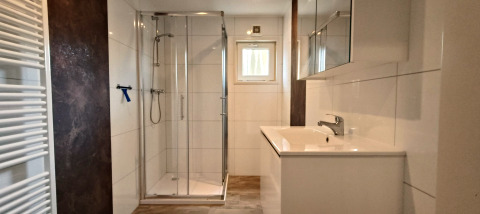Modern bathroom at Hackfort Lodge in Kaatsheuvel, Netherlands, featuring a shower and sleek white interior.