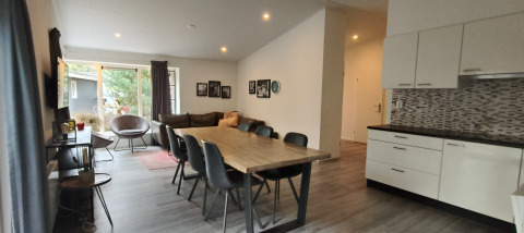 Intérieur moderne du lodge Hackfort à Kaatsheuvel, Pays-Bas, avec coin repas et salon lumineux.
