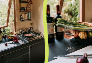 Cuisine chaleureuse dans une cabane avec fenêtres ouvertes, légumes frais, bouteilles de vin et planche à découper.