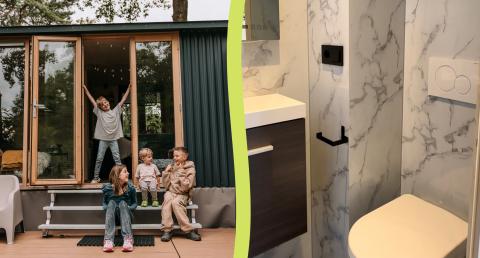 Kinderen zitten voor een moderne blokhut met glazen deuren; daarnaast een stijlvol badkamerinterieur.