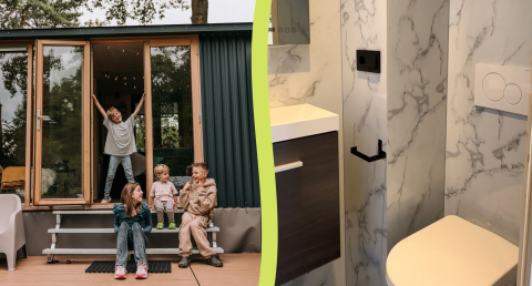 Kinderen zitten voor een moderne blokhut met glazen deuren; daarnaast een stijlvol badkamerinterieur.