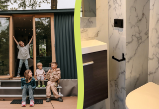 Des enfants assis devant une cabane moderne avec de grandes portes vitrées, à côté d’une salle de bain chic.