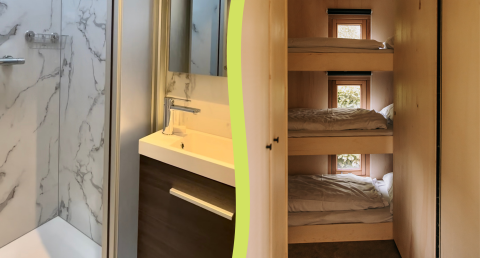 Foto de baño de cabaña con diseño de mármol y zona de literas triples con ventanas al exterior.