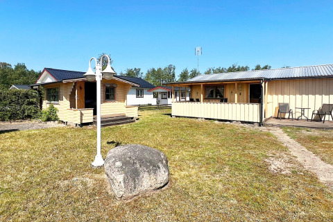 Casa vacanze per 5 persone a Skummeslövsstrand, Svezia, con baite in legno e ampio prato verde.
