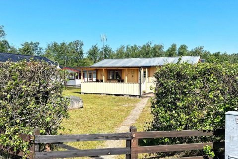 Ferienhaus für 5 Personen in Skummeslövsstrand, Schweden, mit Holzveranda und grünem Gartenbereich.
