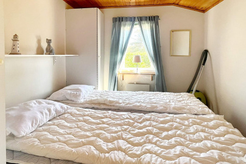 Luminoso dormitorio con dos camas individuales en una casa de vacaciones en Skummeslövsstrand, Suecia.
