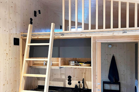 Interieur van een 4-sterren vakantiehuis in Höllviken, Zweden met loft, ladder en moderne keuken.