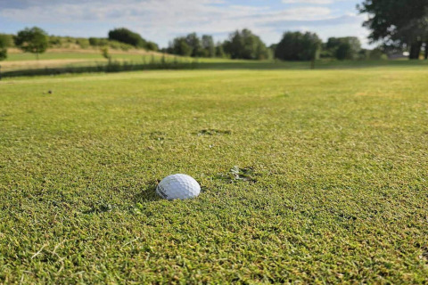 Golfball liegt auf dem Rasen eines Golfplatzes am 4-Sterne-Ferienhaus in Höllviken, Schweden.