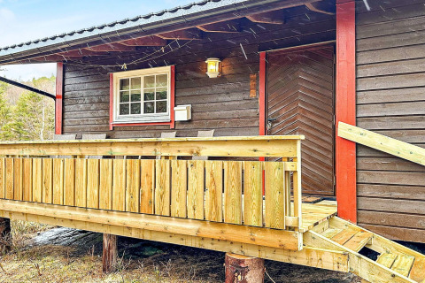 Holzhütte mit Veranda und Geländer, Ferienhaus für 4 Personen in Lysøysundet, Schweden, Naturblick.