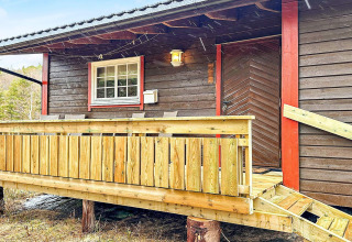 Houten vakantiewoning met veranda en leuning voor 4 personen in Lysøysundet, Zweden, omgeven door natuur.