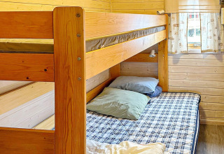 Acogedor interior de dormitorio en una casa de vacaciones en Lysøysundet, Suecia, con literas de madera.