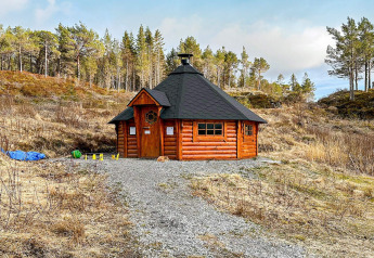Yurta de madera para 4 personas en Lysøysundet, Suecia, rodeada de campo y árboles de bosque.