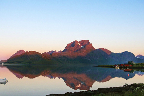 Stille bjerglandskab og søspejl ved solnedgang, set fra 5 star holiday home in stokmarknes, Sverige.