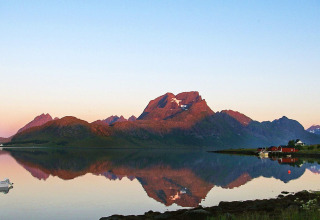 Paysage montagneux au coucher du soleil reflété sur un lac, vu depuis 5 star holiday home in stokmarknes, Suède.