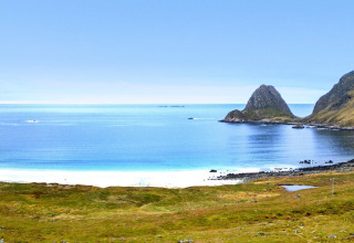 Aussicht von einem 5-Sterne-Ferienhaus in Stokmarknes, Schweden mit Strand und malerischen Felsen.