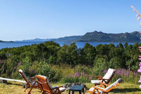Cinque sedie di legno con vista su lago e montagne a 5 star holiday home in stokmarknes, Svezia.