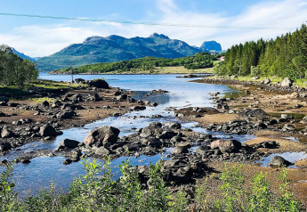 Vue pittoresque sur une baie rocheuse, forêt et montagnes à 5 star holiday home in Stokmarknes, Suède.
