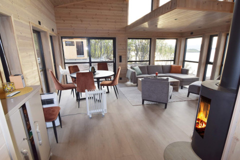 Gezellige leefruimte van een 5-sterren vakantiewoning in Stokmarknes, Zweden, met veel licht en modern meubilair.