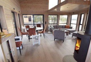 Lichte woonkamer van een 5-sterren vakantiehuis in Stokmarknes, Zweden, met moderne meubels en grote ramen.